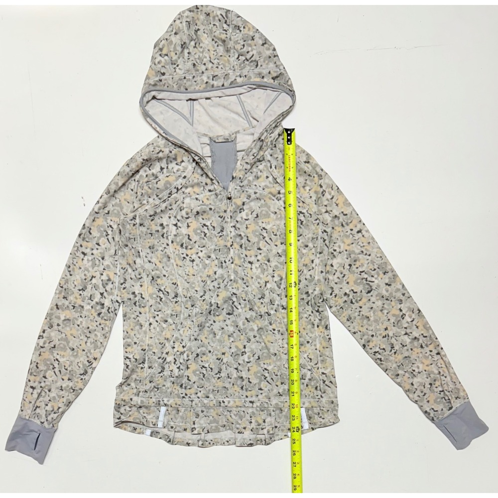 Lululemon Hooded Lightened Up Size 6 Camo Floral Print Gray Athleisure‎ 1/2 Zip